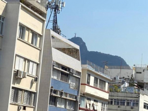 Quarto e sala vista Cristo e mar de Copacabana